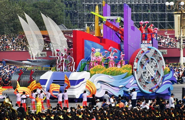 湖南彩車展出 明和再現(xiàn)最美“瀟湘今朝”